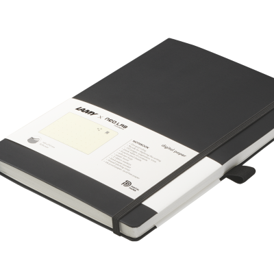 Caderneta preta com elástico e rótulo informativo