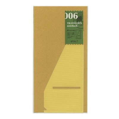 Notebook de viagem castanho e amarelo com etiqueta verde e texto branco