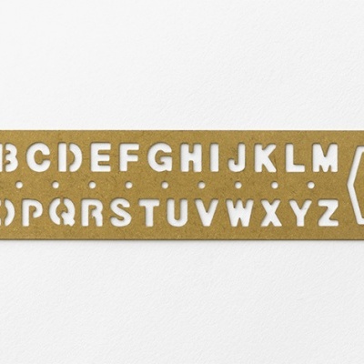 Molde de estêncil com letras do alfabeto em maiúsculas castanhas