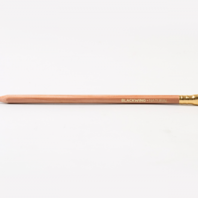 Lápis de madeira natural com borracha preta na extremidade