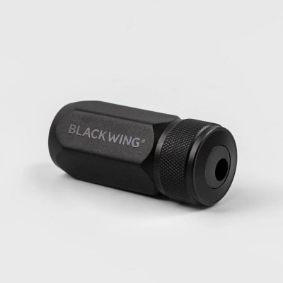 Apontador de lápis preto BLACKWING com textura metálica