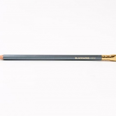 Lápis preto com texto dourado BLACKWING 602 e borracha rosa
