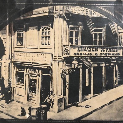 Rua antiga com edifícios e lojas de armazém de papel em preto e branco