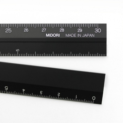 Duas réguas pretas com marcação métrica e texto MIDORI MADE IN JAPAN sobre fundo branco