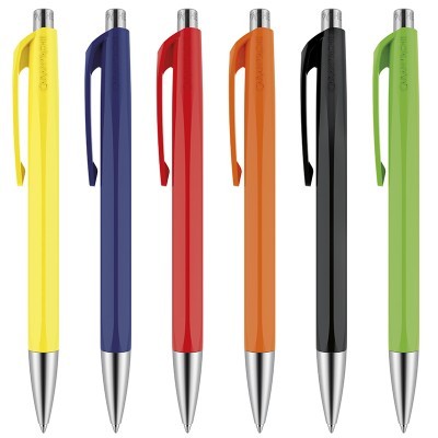 Seis canetas coloridas com ponta e botão metálico prateado alinhadas