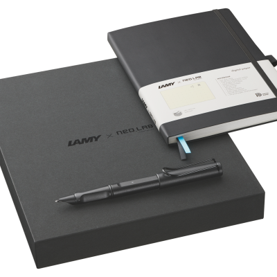 Conjunto com caixa preta, caneta preta e caderno preto com elástico e embalagem branca