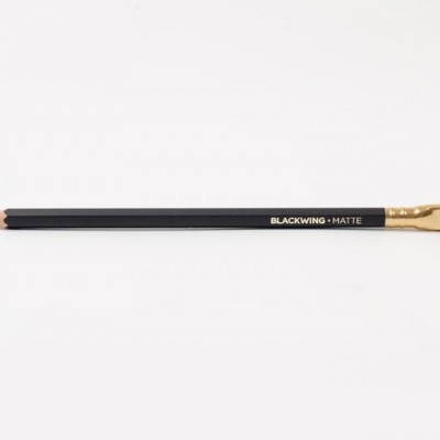 Lápis preto Blackwing Matte sobre fundo branco