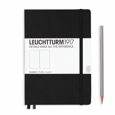Caderno preto Leuchtturm1917 com rótulo branco e lápis cinzento ao lado