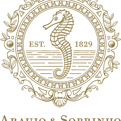 Logótipo com cavalo-marinho e texto ARAUJO & SOBRINHO