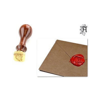 Selo de lacre em madeira e metal com envelope castanho lacrado com cera vermelha