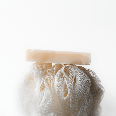 Esponja de banho branca com barra de sabão bege