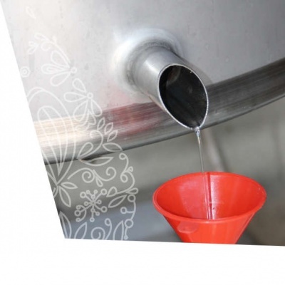 fluxo de líquido saindo de bico metálico para funil vermelho