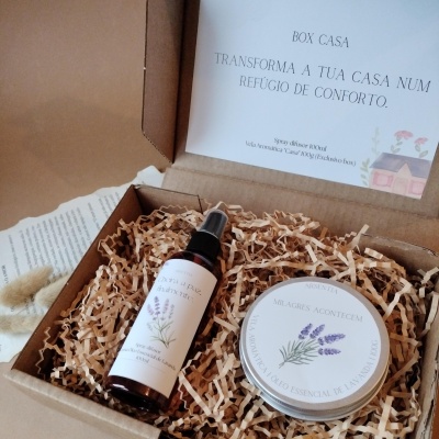 Caixa aberta com spray difusor e vela aromática de lavanda em papel reciclado