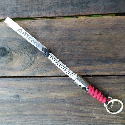 Porta-chaves com corda branca e vermelha e etiqueta com a inscrição ASITcord