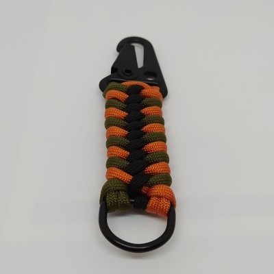 Porta-chaves trançado em verde, laranja e preto com gancho e argola pretos
