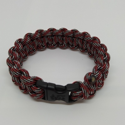 Pulseira trançada preta, vermelha e cinza com fecho preto