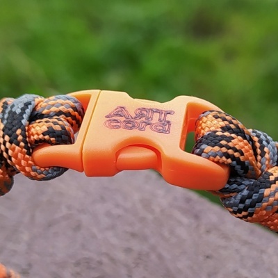 Clipe plástico laranja com corda trançada preto, laranja e cinza
