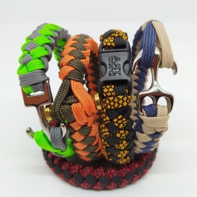 Pulseiras trançadas coloridas com diferentes fechos, feitas em corda de paracorde