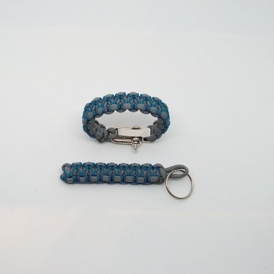 Pulseira azul e cinzenta com fecho metálico e chaveiro com argola metálica