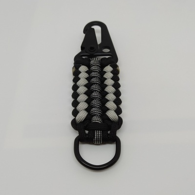 Chaveiro trançado com mosquetão e argola preta