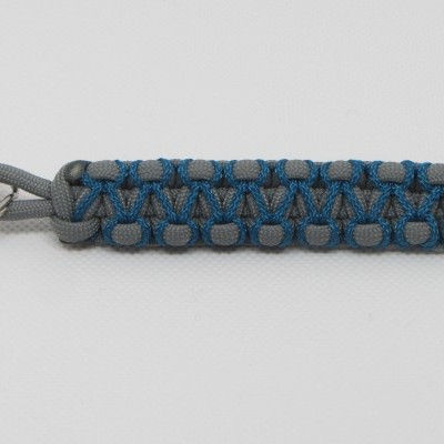 Chaveiro de paracord azul e cinzento com argola metálica
