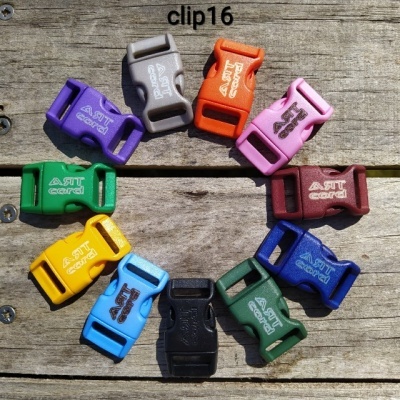 Fechos de plástico coloridos com texto 'ARIT CONTROL' em círculo sobre madeira