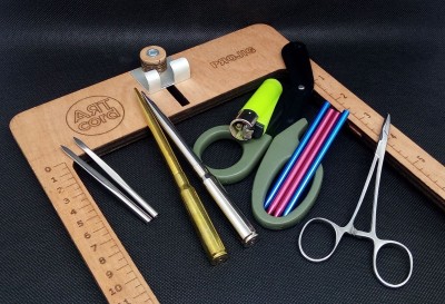 Ferramentas detalhadas, pinças, tesoura, isqueiro verde e moldura de madeira com regras em fundo preto