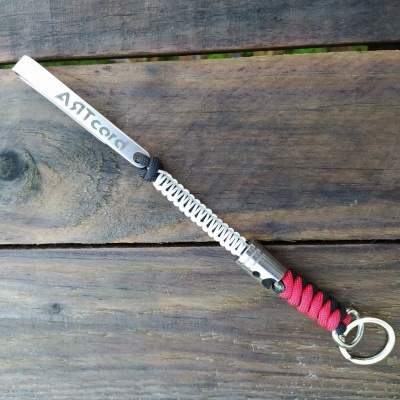 Porta-chaves com corda branca e vermelha e etiqueta com a inscrição ASITcord