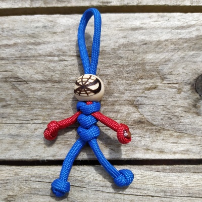 Chaveiro boneco de cordas azul e vermelho com cabeça de madeira