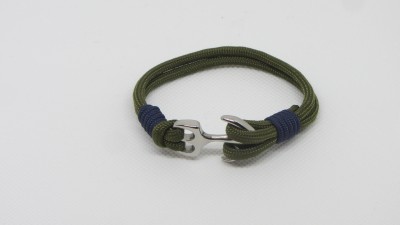 Pulseira de corda verde com fecho metálico prateado