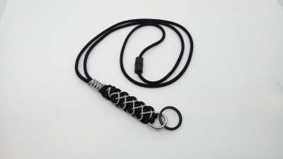 Colar preto com pingente trançado preto e branco e argola metálica