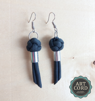 Brincos de corda preta e metal prateado com nó decorativo e franjas