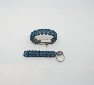 Pulseira azul e cinzenta com fecho metálico e chaveiro com argola metálica