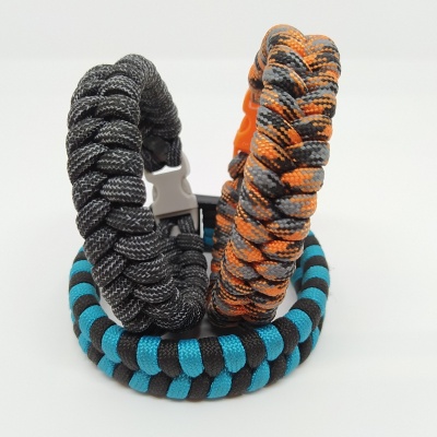 Três pulseiras de paracord entrelaçado com fechos de plástico