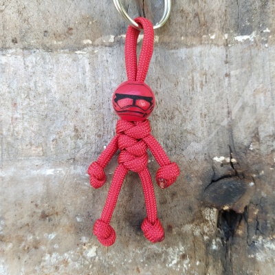 Chaveiro boneco de corda vermelha com cabeça decorada