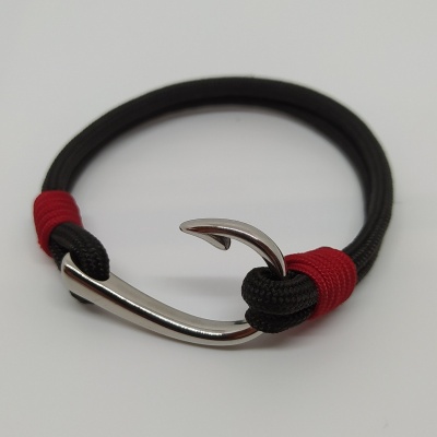 Pulseira preta com fivela de anzol em metal prateado e detalhes vermelhos