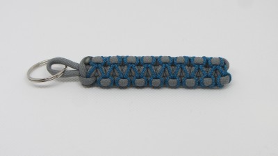 Chaveiro de paracord azul e cinzento com argola metálica