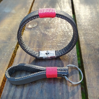 Pulseira e porta-chaves em couro preto com detalhes cor-de-rosa