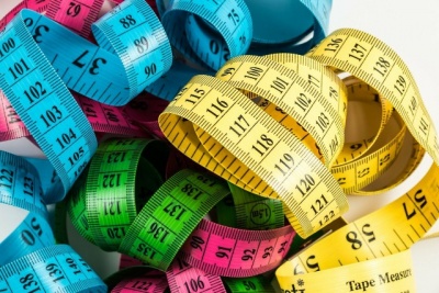 Rolos de fita métrica colorida empilhados