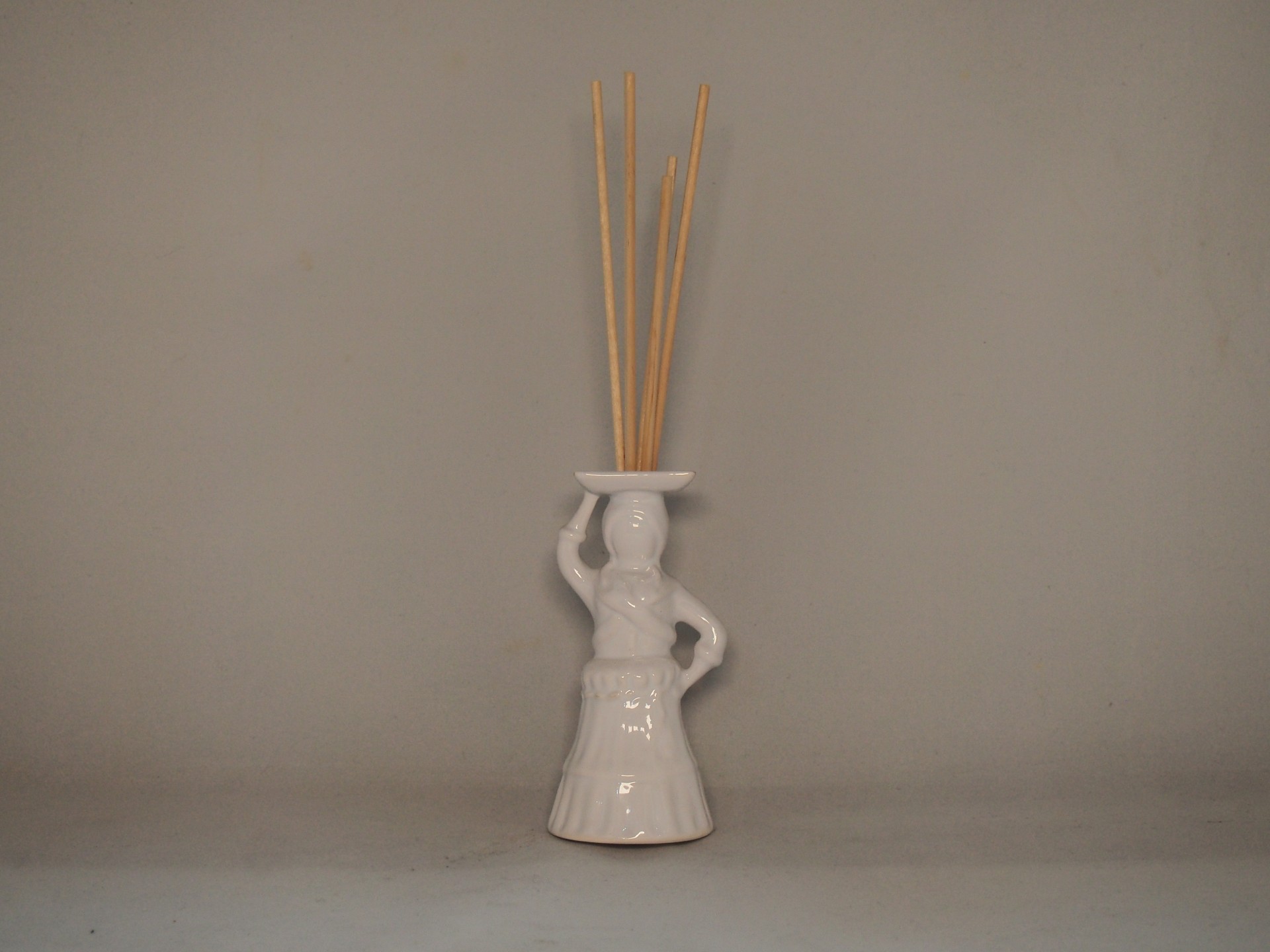 Difusor de aromas branco em forma de figura feminina com varetas de bambu