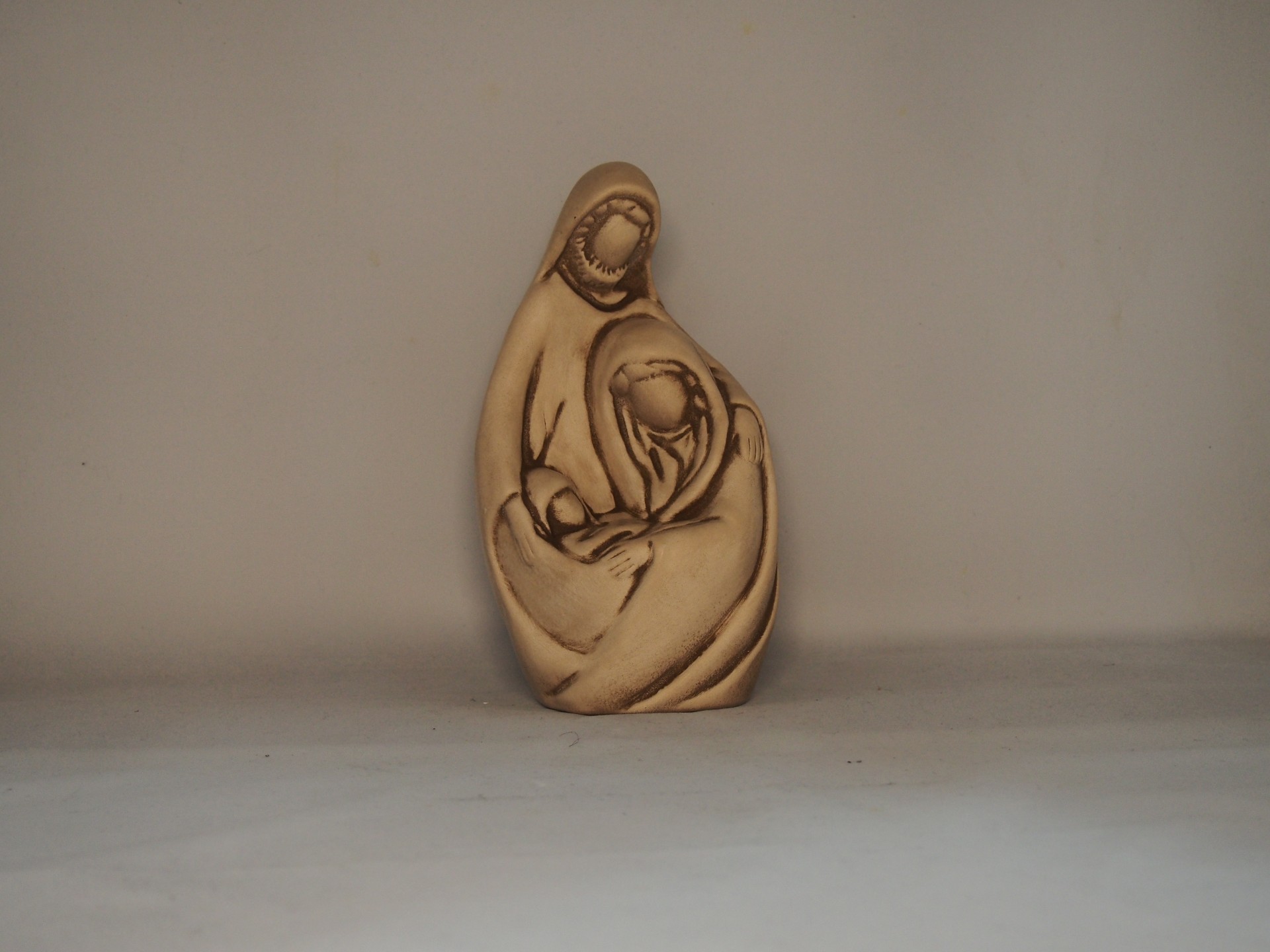 Estátua decorativa bege de duas figuras humanas abraçadas