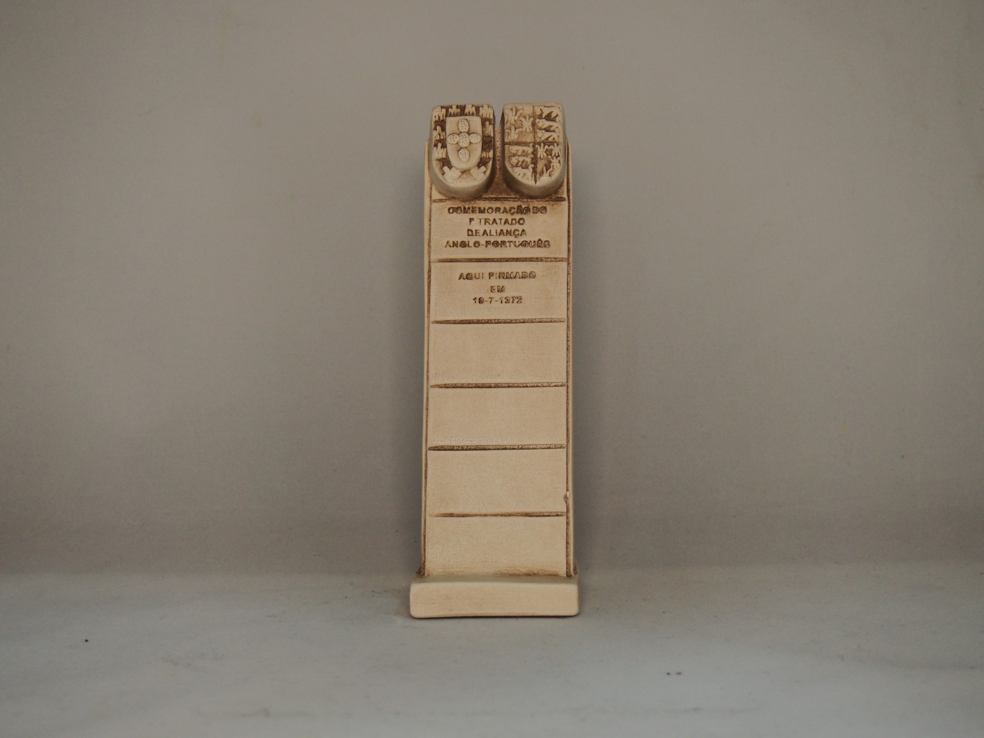 Expositor de madeira clara com ganchos metálicos e texto impresso, sobre fundo cinza claro