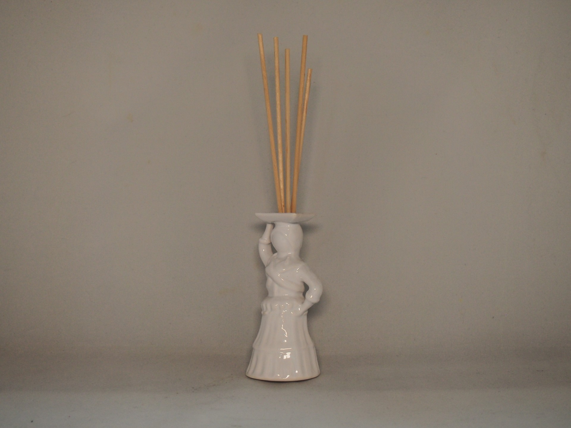 Difusor de aromas em cerâmica branca com varetas de madeira