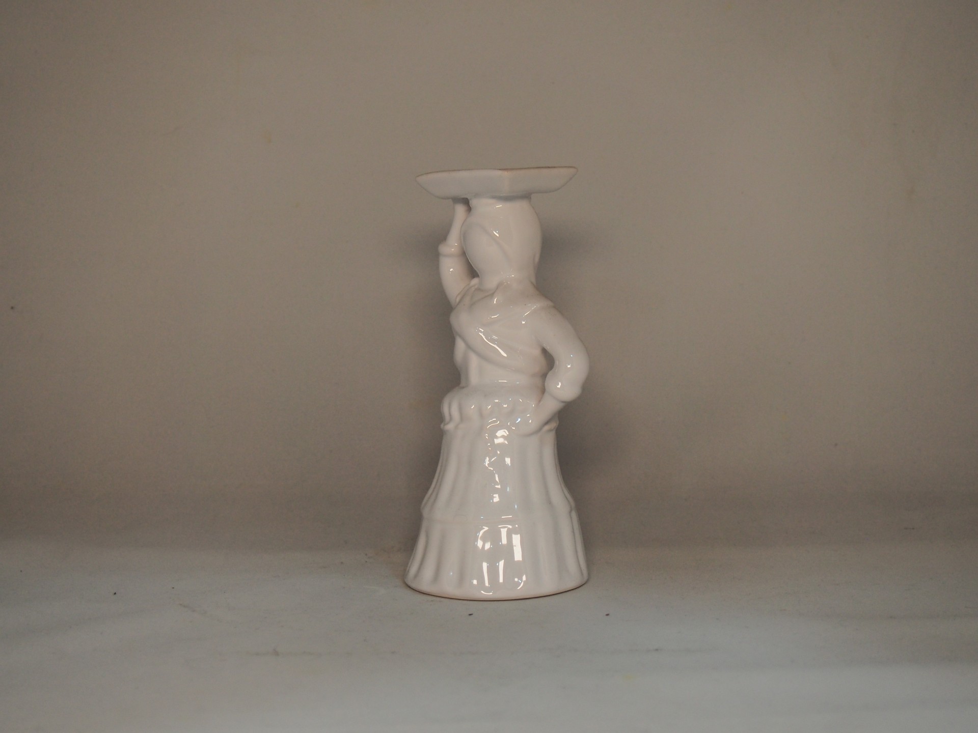 Obra decorativa cerâmica branca figura humana com prato