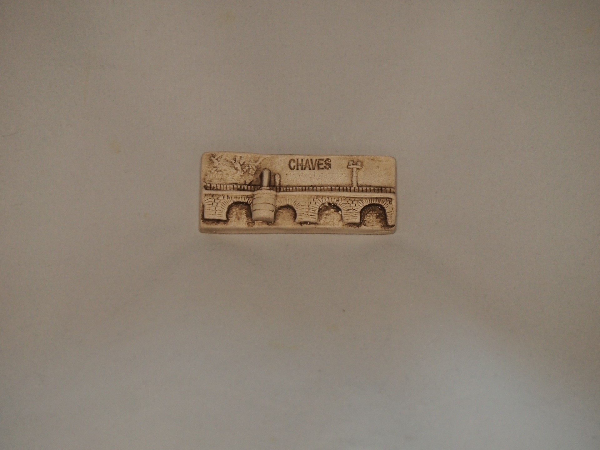 Magnético de cortiça com relevo de aqueduto e inscrição CHAVES