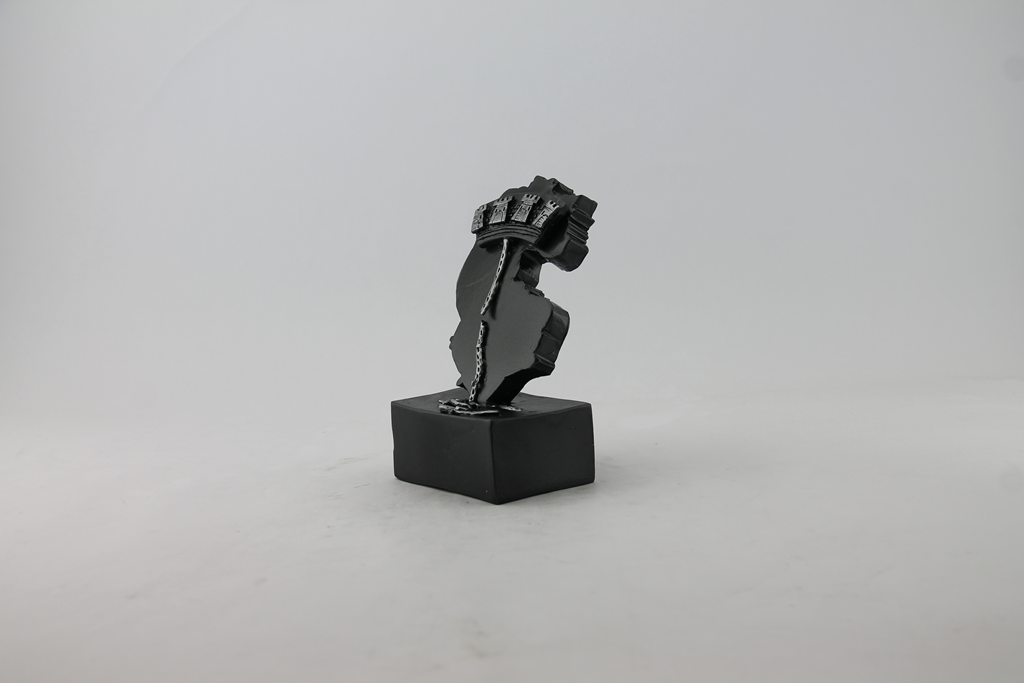 Estatueta preta abstrata com punho fechado em base quadrada