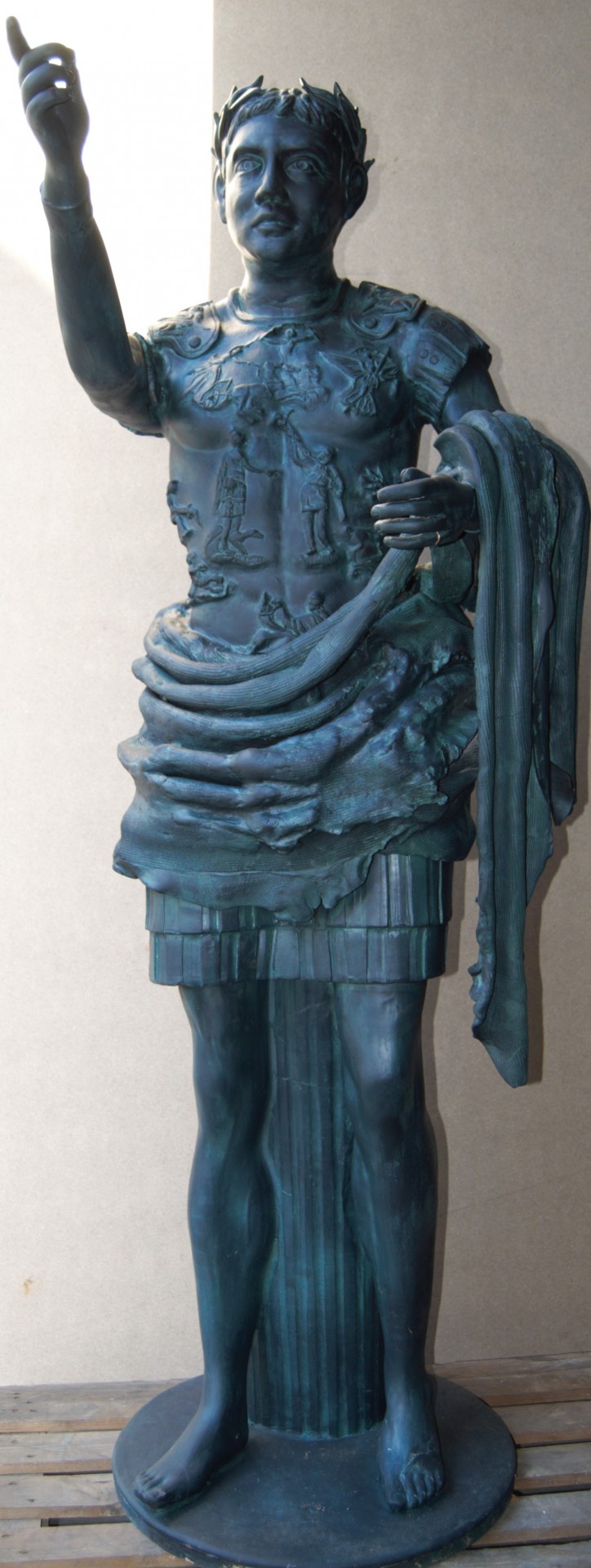 estátua de bronze de guerreiro romano com armadura e toga