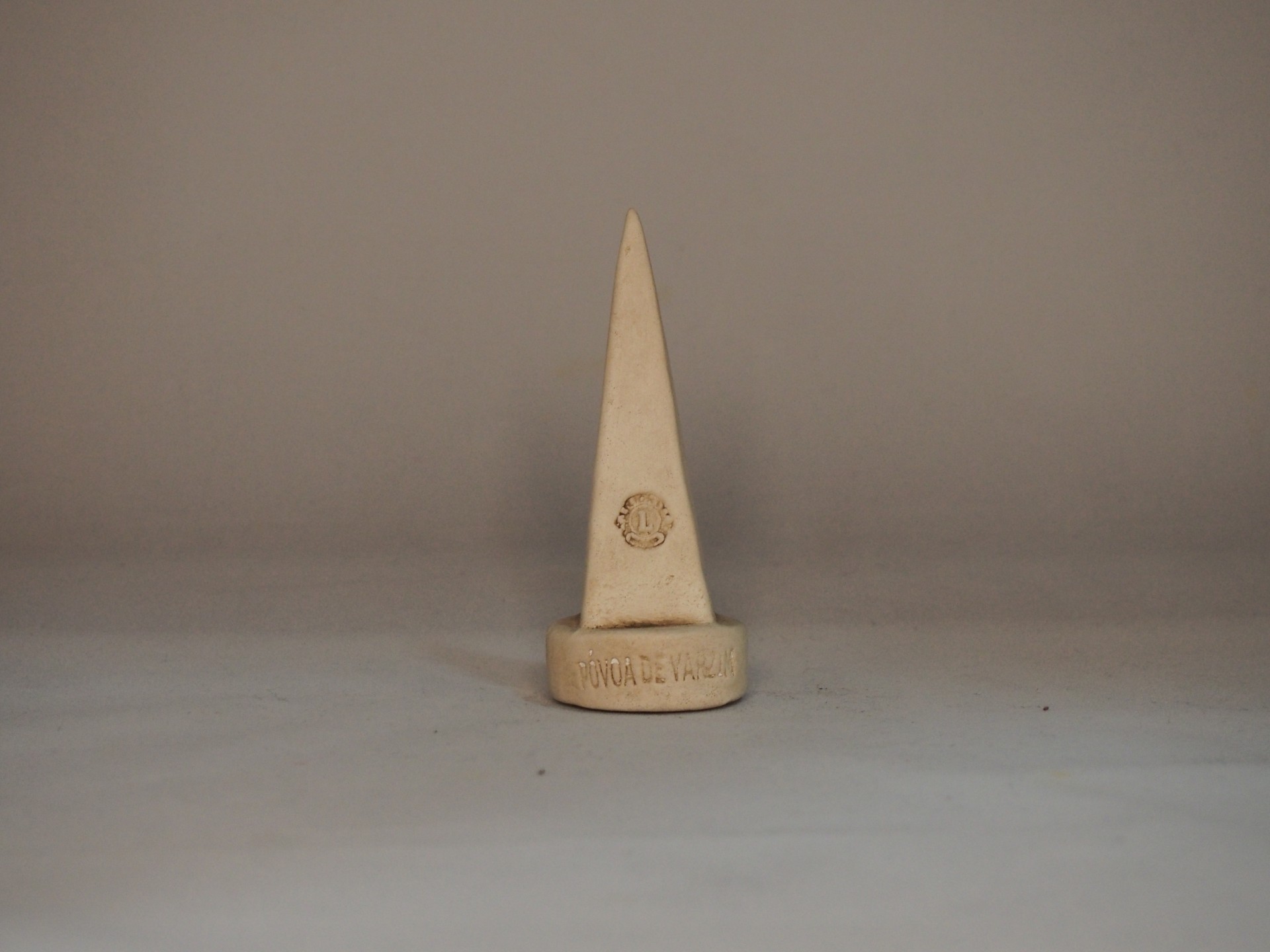 suporte para anéis em couro bege com gravação PAULO DE ANDRADE