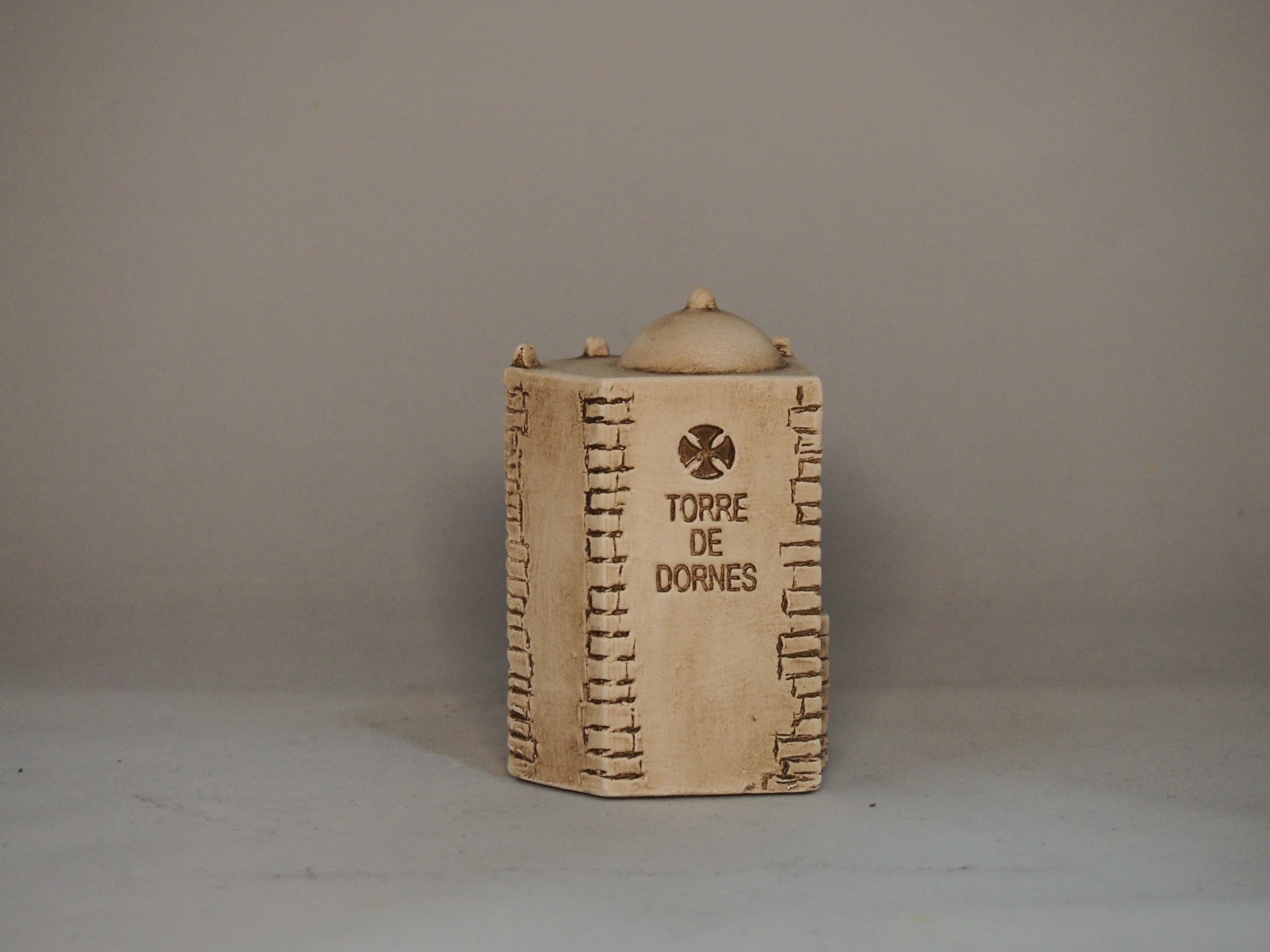 Peça decorativa em cerâmica com inscrições TORRE DE DORNES