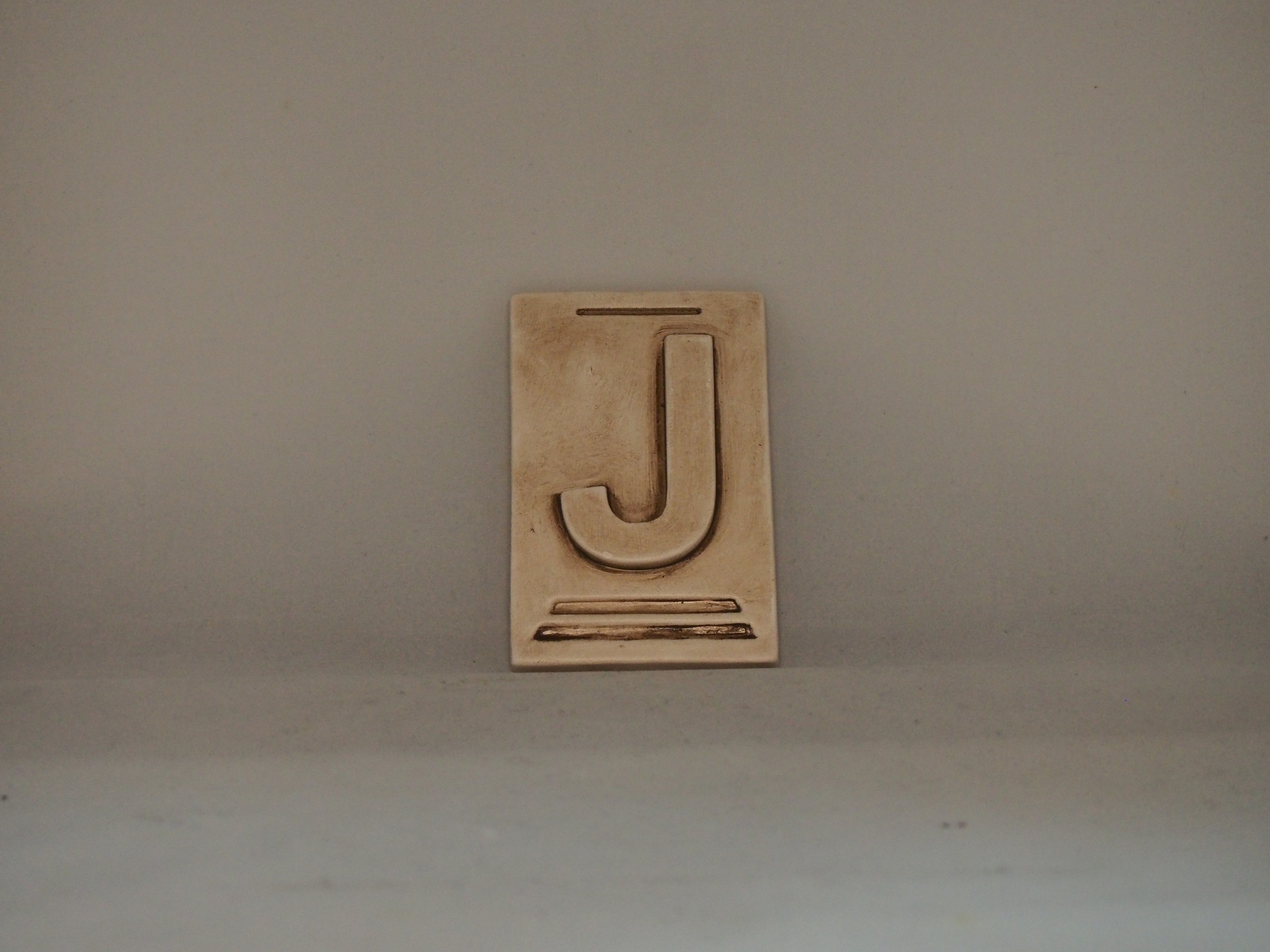 Base de carimbo letra J em madeira clara